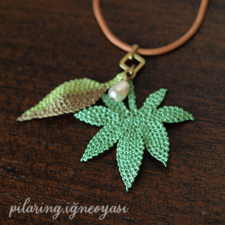 モミジとバイカラーの葉っぱ